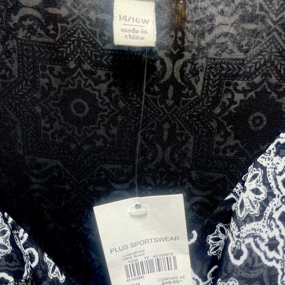 Cold Shoulder Geo Print Top
SIZE: 14/16 - Picture 5 of 5